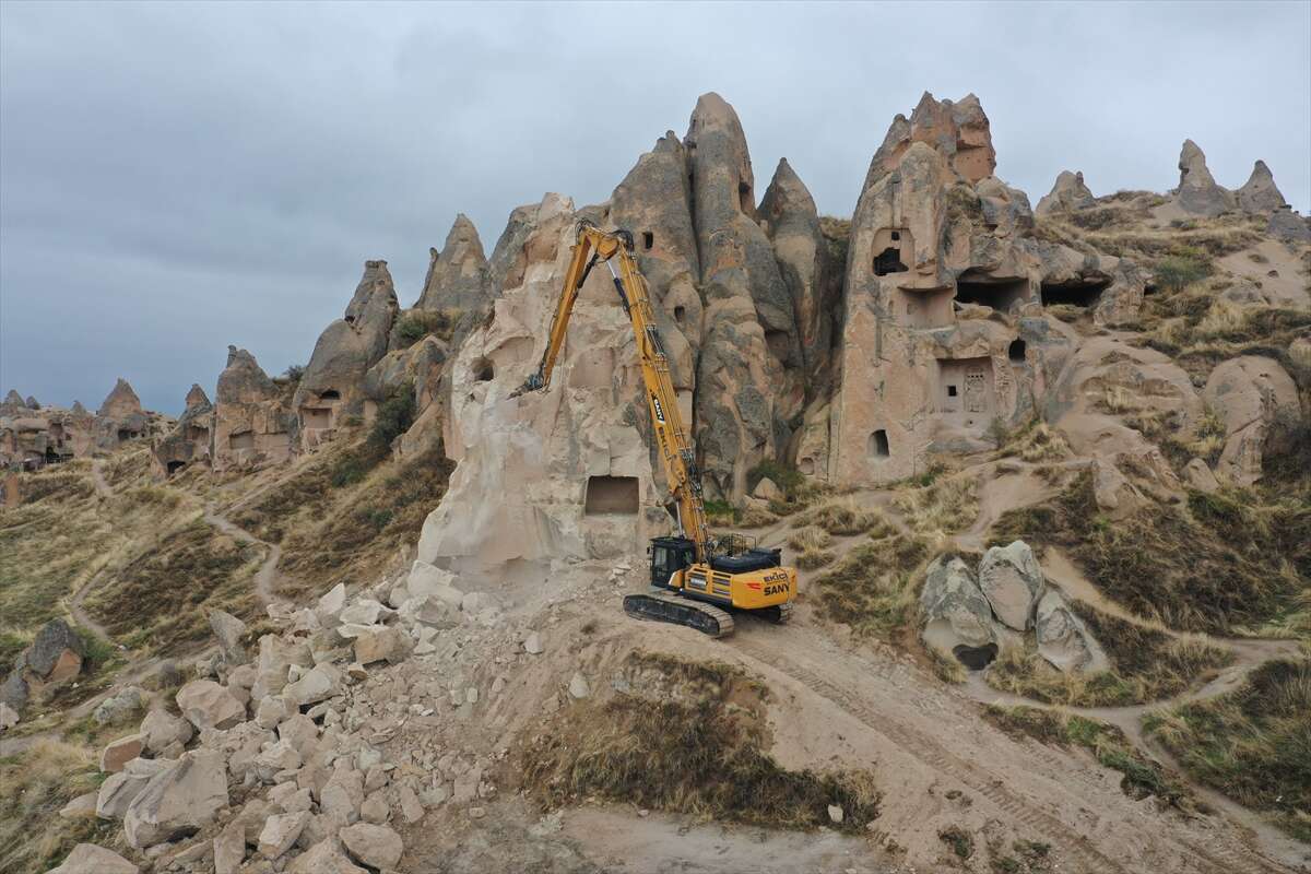 Göreme’deki riskli peribacaları güvenli şekilde yıkılıyor 5